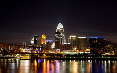 Fototapeta na wymiar Sunset over the city of Cincinnati Ohio