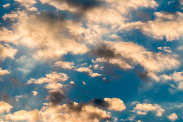 Obraz premium colorful dramatic sky with cloud at sunset.