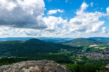 Aussicht vom Gipfel mit Felsen im Vordergrund im Bayerischen Wald