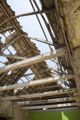 Extreme Ruine und total zerst&ouml;rtem Dach
