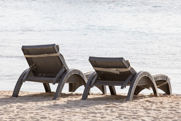 Sonnenliegen am Strand (Strandurlaub)