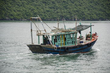 Fototapeta premium Fishing boat in Halong Bay