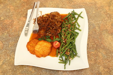 Roastbeef with fried onions and potatoes and green beans, Zwiebelrostbraten mit Rösti und grünen...