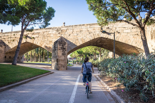 Cycliste dans les jardins du Túria à Valence, Espagne