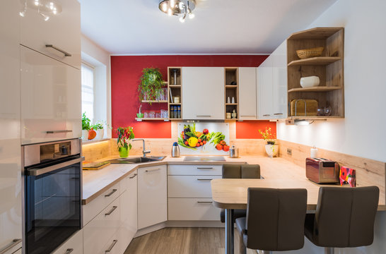 Moderne U-Form K&uuml;che mit Glas Spitzschutz und Nischenverkleidung