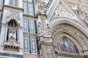 Fototapeta na wymiar Fachada de Basílica de Santa Maria del Fiore también es conocida como el “Duomo”, Florencia