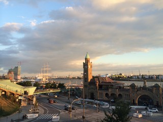 Fototapeta premium Abendstimmung am Hamburger Hafen