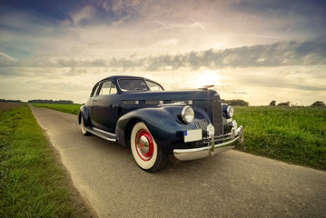 Oldtimer Cadillac Lasalle Coupe vor dramatischem Abendhimmel - obrazy, fototapety, plakaty
