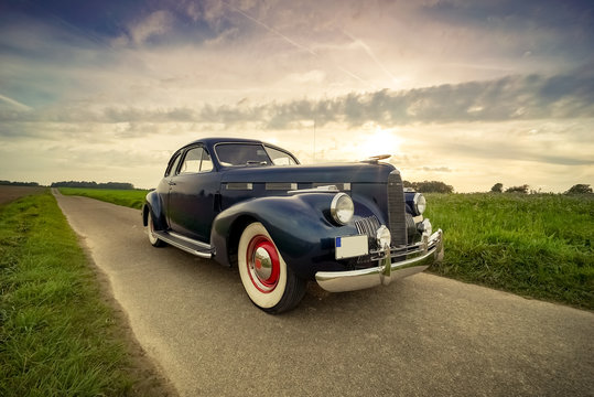 Oldtimer Cadillac Lasalle Coupe vor dramatischem Abendhimmel