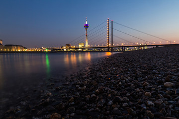 Düsseldorf Rheinkniebrücke mit Strand
