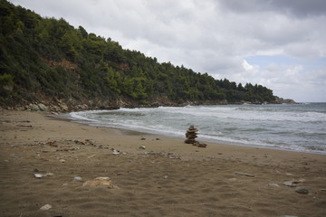 Steinm&auml;nnchen am Sandstrand in Griechenland