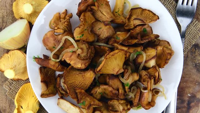 Rotating pan with fried Chanterelles (not loopable) as 4K UHD footage