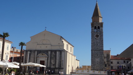 Fototapeta na wymiar Croatie Umag Istrie Eglise Chiesa di S. Maggiore e S. Pellegrino place Piazza Slobode Liberta