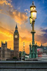 Der Big Ben in London nach Sonnenuntergang mit Straßen Beleuchtung © moofushi
