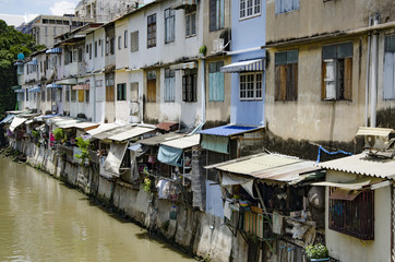 Fototapeta na wymiar TraditionelleHäuser an einem kleinen Fluss in Bangkok