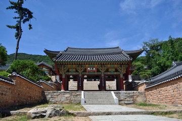 The entrance gate around Beomeosa. Pic was taken in August 2017. Translation: 