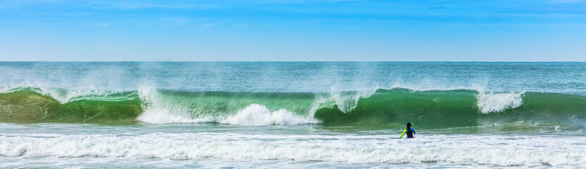 Praia com ondas para surfar.