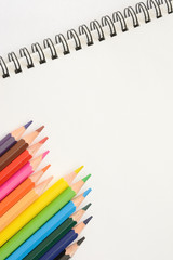 カラフルな色鉛筆
