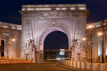 Naklejka premium Manhattan Bridge Arch and Colonnade
