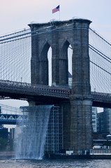 Naklejka premium Most Brookliński - Wodospady - Nowy Jork
