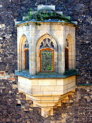 Piękny ozdobny balkon okienny na murach zamku Grodziec na Dolnym Śląsku
