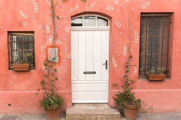 Fototapeta na wymiar Arles in the south of France, beautiful and typical pink house 