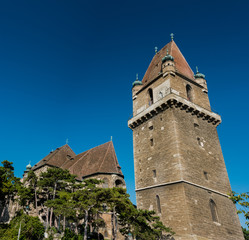 Fototapeta na wymiar Wehrkirche und Wehrturm in Perchtoldsdorf