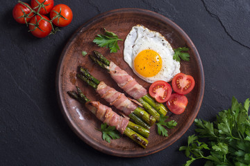 Grilled asparagus with bacon