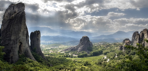 Les géants veillent sur les monastères des Météores, Grèce