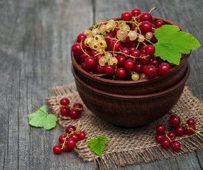 Bowl with red currant