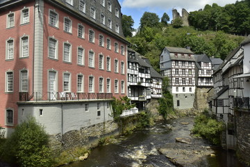 Der Rote Haus (la Maison Rouge) et les b&acirc;tisses traditionnelles &agrave; colombages longeant la Roer ,au centre historique de Monschau en Allemagne 