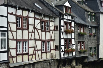 Façades arrières rustiques en colombages ou couvertes en ardoises des maisons typiques du 18ème...