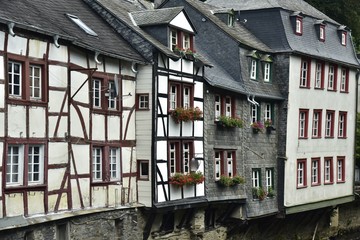Vieilles façades rustiques en colombage ou ardoisée des maisons typiques du 18ème siècle...