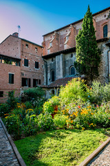 Dans le cloître Saint-Salvi à Albi