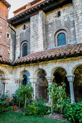 Dans le cloître Saint-Salvi à Albi