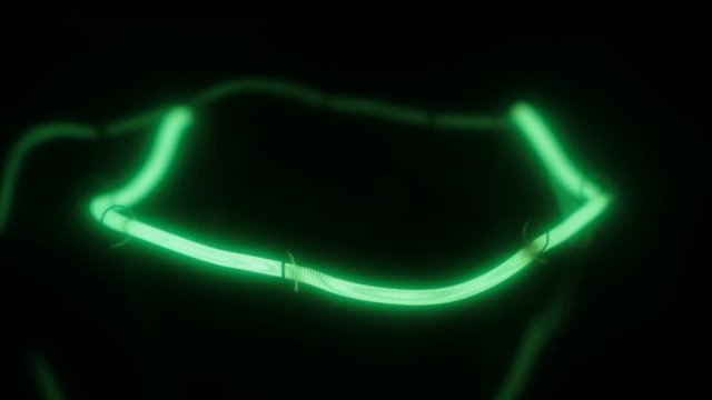 Smooth increase and decrease in power of the green incandescent lamp.