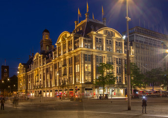 Naklejka premium Plac Dam w Amsterdamie w nocy