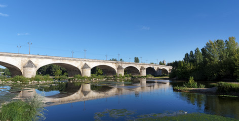 Fototapeta na wymiar Pont royal et rive de la Loire à Orléans