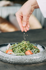 preparation of salad with tuna and sesame