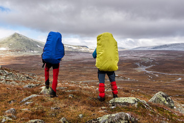Wanderer in der Wildnis des Sarek Nationalparkts in Lappland - Schweden im Herbst