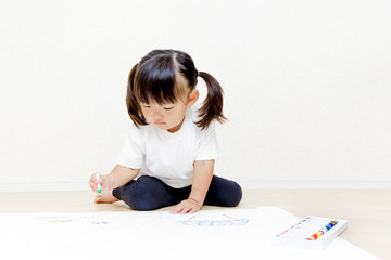 お絵描きをする幼い女の子