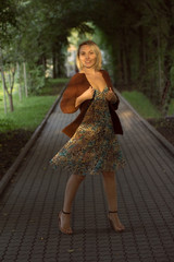 Красивая женщина и вязанный жакет. Портрет счастливой женщины. Мода. Beautiful woman and knitted jacket. Portrait of the happy woman. Fashion