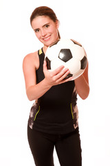 Sportliche junge Frau mit Fussball 