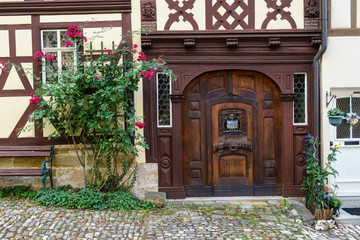 Fototapeta na wymiar D, Hassberge,Königsberg in Bayern, Hauseingang mit Fachwerk und altem, verzierten Holztor