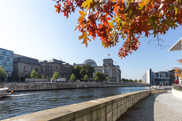 Obraz premium Herbst in Berlin an der Spree
