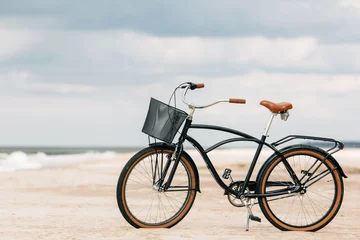 Crédence de cuisine en verre imprimé Vélo Joli vélo garé sur la plage. Vélo rétro près de la mer