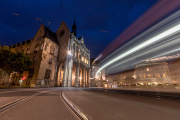 Fototapeta na wymiar Lichtspuren in der Altstadt von Erfurt bei Nacht