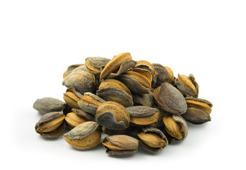 Almedras largueta con cáscara fondo blanco