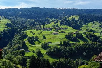 Fototapeta na wymiar CH, Graubünden, Blick von Saas im Prättigau hinbüer nach Conters, dahinter der bezuckerte Chistenstein
