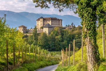 Fotobehang Kasteel Kasteel Thun, Trentino Alto-Adige. Het kasteel is gelegen in de gemeente Ton in de lagere Val di Non, Trentino Alto Adige, Italië